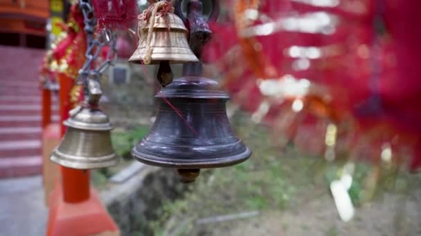 Bronzové Zvonky Červenými Látkami Duchovní Symbolismus Chrámu Tarkeshwar Mahadev Uttarakhand — Stock video