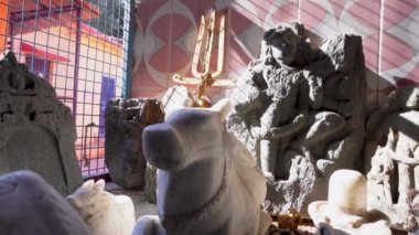 14 Şubat 2024 Uttarakhand, Hindistan, Antik El Sanatı Shiva & Nandi Taş Heykelleri, Ekeshwar Mahadev Tapınağı, Pauri Garhwal,
