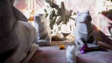 14 Şubat 2024 Uttarakhand, Hindistan, Antik El Sanatı Shiva & Nandi Taş Heykelleri, Ekeshwar Mahadev Tapınağı, Pauri Garhwal,