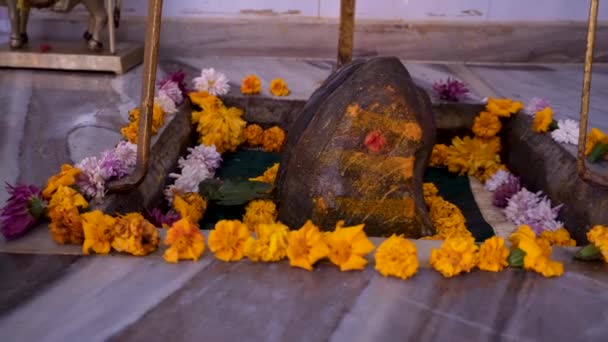 Ιερή Shiva Shila Κοντινό Πλάνο Στο Ekeshwar Mahadev Temple Pauri — Αρχείο Βίντεο
