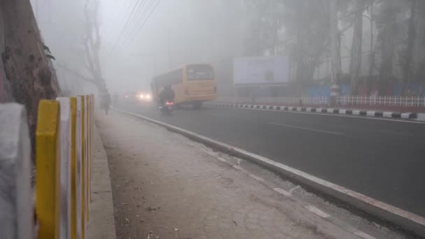 Febrero 2024 Dehradun City Uttarakhand India Mover Tráfico Niebla Densa — Vídeos de Stock