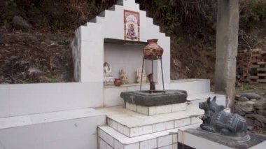 22 Şubat 2024, Uttarkashi Uttarakhand, Hindistan. Nandi Bull sotne heykeltıraşıyla Shiva-Parvati Tapınağı. Hindu Tanrıları .