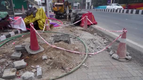 Fevereiro 2024 Dehradun City Uttarakhand Índia Roadside Escavação Colocação Tubos — Vídeo de Stock