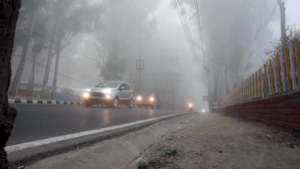 Febrero 2024 Dehradun City Uttarakhand India Mover Tráfico Niebla Densa — Vídeo de stock