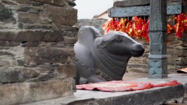 18 Şubat 2024, Uttarakhand Hindistan. Lakhamandal. Tapınağın dışı. Stone Nandi Bull Heykeltraşı ve Shiva Lingam. Eski Lakhamandal Shiva Tapınağı:
