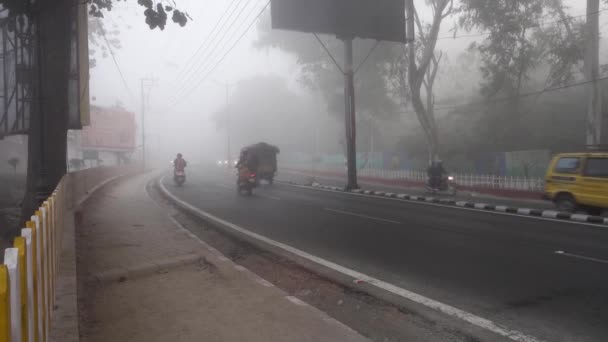 Febrero 2024 Dehradun City Uttarakhand India Mover Tráfico Niebla Densa — Vídeos de Stock