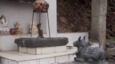 22 Şubat 2024, Uttarkashi Uttarakhand, Hindistan. Nandi Bull sotne heykeltıraşıyla Shiva-Parvati Tapınağı. Hindu Tanrıları .