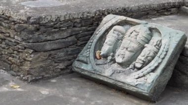 18 Şubat 2024, Uttarakhand Hindistan. Lakhamandal Shiva Tapınağı 'ndaki harabeler ve heykeller: Antik Hindu İlah Heykelleri