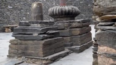 18 Şubat 2024, Uttarakhand Hindistan. Lakhamandal Shiva Tapınağındaki Antik Taş Shiva Linga Heykelleri: