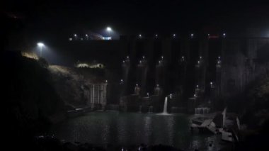 18 Şubat 2024, Uttarakhand Hindistan. Yamuna Riveer 'deki Lakhwar-Vyasi Barajı' nın sinematik gece çekimi. Baraj duvarlarını aydınlatan bir prizden akan su ile. Juddo Köyü