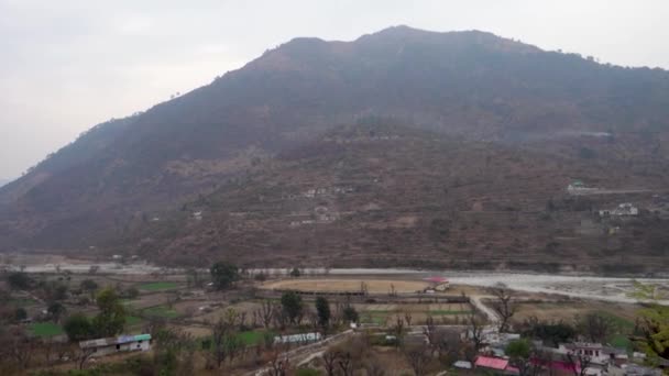 Fotografia Montanhas Forma Pirâmide Com Riverside Village Uttarkashi Uttarakhand Índia — Vídeo de Stock