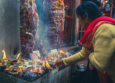 13 Şubat 2024, Rishikesh Uttarakhand Hindistan. Shivratri Devotion: Neelkanth Mahadev Tapınağındaki Hindu Ayinleri ve Adakları, Lord Shiva 'ya ithaf edilmiştir.