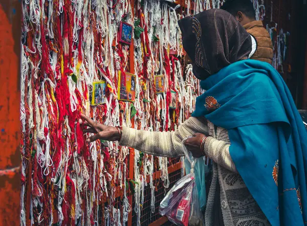 13 Şubat 2024, Rishikesh Uttarakhand Hindistan. Shivratri Devotion: Neelkanth Mahadev Tapınağındaki Hindu Ayinleri ve Adakları, Lord Shiva 'ya ithaf edilmiştir.