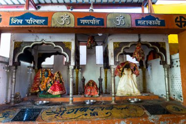 18 Şubat 2024, Uttarakhand Hindistan. İlahi Heykeller: Shiva, Parvati, Ganesha, Mahakali Uttarakhand Tapınağında