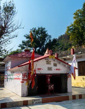 14 Şubat 2024, Uttarakhand Hindistan. Jwalpa Devi Tapınağı: Kutsal tapınak, tanrıça Jwalpa, Nawalika Nehri, Pauri-Kotdwar yolu, hac alanı