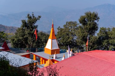 14 Şubat 2024 Uttarakhand, Hindistan, Ekeshwar Mahadev Tapınağı Kubbesi, Pauri Garhwal, Bir Hindu tapınağı