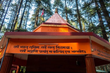 14 Şubat 2024, Uttarakhand Hindistan. Tarkeshwar Mahadev Tapınağı: Lansdowne 'un Kutsal Şiva Tapınağı Deodar Ormanları, Uttarakhand, Hindistan