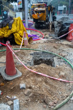 11 Ocak 2024, Uttarakhand Hindistan. Kentsel Altyapı Geliştirme: Yol kenarı Yeraltı Kabloları, Rajpur Yolu, Dehradun, Uttarakhand, Hindistan. Ağır Makineler Eylemde