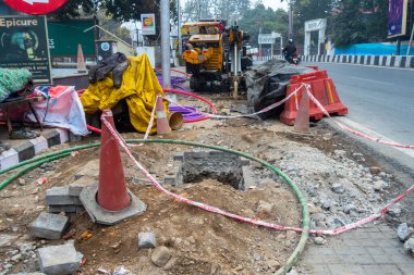 11 Ocak 2024, Uttarakhand Hindistan. Kentsel Altyapı Geliştirme: Yol kenarı Yeraltı Kabloları, Rajpur Yolu, Dehradun, Uttarakhand, Hindistan. Ağır Makineler Eylemde