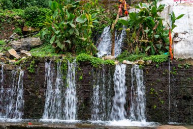 18 Şubat 2024, Uttarakhand Hindistan. Uttarkashi 'deki Ban Ganga Küçük Tapınağı: Arjuna, Mahabharata Mitolojisi tarafından getirilen bir tepeden Ganga Akıntısı. Hint Kültürü ve Gelenekleri.