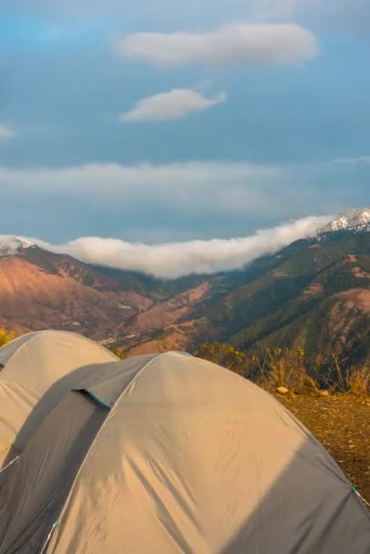 通过这迷人的垂直的时间流逝 体验乌塔拉汉德的上喜马拉雅山谷 捕捉帐篷上方移动的云彩 让人瞥见该地区宁静的美景 — 图库视频影像