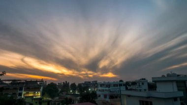 14 Mart 2024, Dehradun Şehri Uttarakhand Hindistan. Dusk Sky Zaman Çizelgesi: Sahne Dehradun Çatı Görünümü