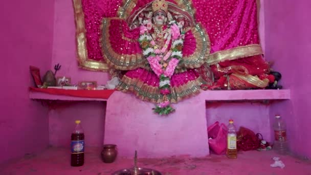 3月22日24日 ウッタルカンド インド 装飾された女神の彫刻をフィーチャーインドのヒンドゥー寺院は 伝統的な装飾とカラフルな雰囲気を持つナヴラトリ祭りを祝います — ストック動画