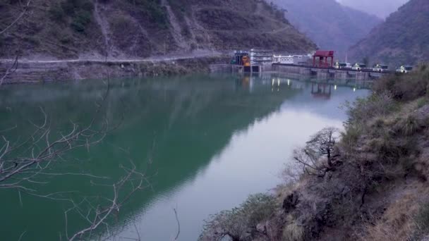 2024年4月10日至24日 Uttarakhand Indi 探索亚穆纳河上的Lakhwar Vyasi水坝项目及其周围的小山和绿湖对环境的影响 — 图库视频影像