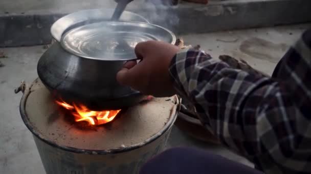 Upplev Den Autentiska Charmen Med Utomhusmatlagning Uttarakhand Indien Som Lerkruka — Stockvideo