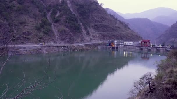 2024年4月10日至24日 Uttarakhand Indi 探索亚穆纳河上的Lakhwar Vyasi水坝项目及其周围的小山和绿湖对环境的影响 — 图库视频影像