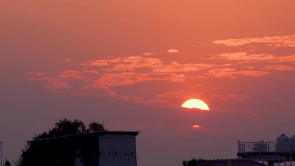Zažijte Nádheru Přírody Zářivým Západem Slunce Vrhajícím Oranžový Odstín Město — Stock video