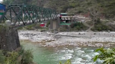 Amuna Köprüsü, Uttarakhand, Hindistan 'ın nefes kesen dağlarının ortasındaki görkemli Yamuna Nehri' nin üzerinde uzanıyor..