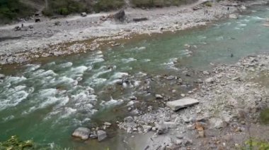 Yamuna Nehri Tahri Garhwal, Uttarakhand, Hindistan 'ın pitoresk vadilerinde kıvranıyor..