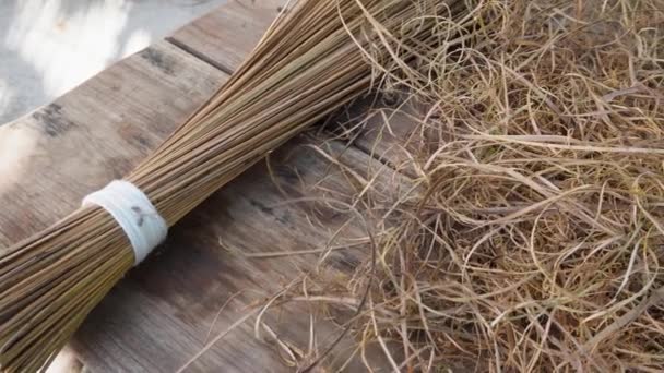 Organische Besen Aus Kokosnussschalen Und Agrarabfällen Aus Uttarakhand Umweltfreundlich Traditionell — Stockvideo