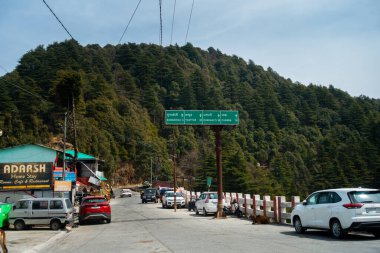 1 Mayıs 2024, Dehradun Uttarakhand Hindistan. Dhanaulti-Thatyur otoyolu, Mussoorie, Uttarakhand Hindistan 'da turist otobüsleri ve arabalar. Popüler dağ turizm merkezi.