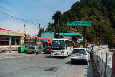1 Mayıs 2024, Dehradun Uttarakhand Hindistan. Dhanaulti-Thatyur otoyolu, Mussoorie, Uttarakhand Hindistan 'da turist otobüsleri ve arabalar. Popüler dağ turizm merkezi.