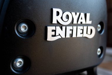 1 Mayıs 2024, Dehradun Uttarakhand Hindistan. Royal Enfield motosiklet logosu bir kurşun üzerinde. Sürüş motivasyonu