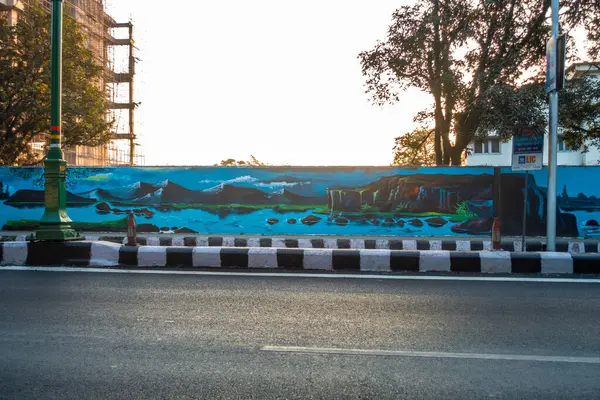 1 Mayıs 2024, Dehradun Uttarakhand Hindistan. Manzaraları, nehirleri ve dağları resmeden canlı sokak sanatı ve graffiti Dehradun City, Uttarakhand, Hindistan 'da serpilmektedir.