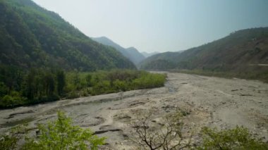 Geniş vadileri ve dağlarıyla Uttarakhand 'ın Dehradun kentindeki Maldevta bölgesinde yaz boyunca yarı kurumuş olan Geniş Yamuna Nehri