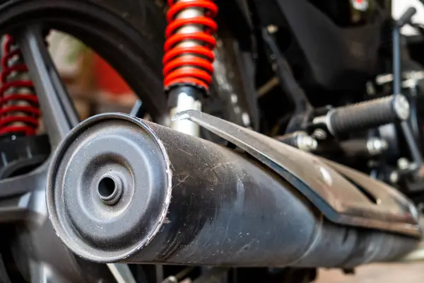 Kırmızı arka şok cihazlarının motosiklet süspansiyonundaki görüntüleri. Motosiklet parçaları. Hint motosiklet modifikasyonu. Motosiklet modifikasyonu. Motosiklet mühendisliği. Canlı motosiklet parçaları.