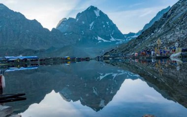 Kailash Manimahesh Tepesi 'nin nefes kesici zamanlaması Manimahesh Dal Gölü' ndeki yansımasıyla Himachal Pradesh, Chamba 'daki Lord Shiva' nın kutsal Hindu hac alanı. Sanatsal zaman aralığı. Hindistan