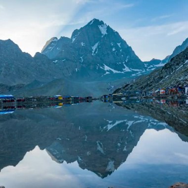 Kailash Manimahesh Tepesi 'nin nefes kesici zamanlaması Manimahesh Dal Gölü' ndeki yansımasıyla Himachal Pradesh, Chamba 'daki Lord Shiva' nın kutsal Hindu hac alanı. Sanatsal zaman aralığı. Hindistan