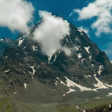 Kailash Manimahesh Zirvesi 'nin portre modunda nefes kesen zamanı, hareket eden sis ve bulutlar ile birlikte, Himachal Pradesh, Chamba' daki Lord Shiva 'nın kutsal bir Hindu hac alanı. Hindistan