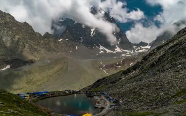 Manimahesh Dal Gölü ile Kailash Manimahesh Tepesi 'nin nefes kesen zamanı ve hareketli sis ve bulutlar, Himachal Pradesh, Chamba' daki Lord Shiva 'nın kutsal Hindu hac alanı. Hindistan