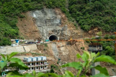 Ağustos 2024, Uttarakhand Hindistan. Kuzey demiryolları tarafındaki Rudraprayag bölgesindeki dağ üssünde, Himalaya bölgesini birbirine bağlayan ve dağ ekolojisini etkileyen bir tünel inşa ediliyor..