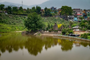Ağustos 2024, Uttarakhand Hindistan. Baijnath Barrage, Uttarakhand, Hindistan 'ın Bageshwar bölgesindeki Gomati Nehri kıyısında küçük bir kasaba..