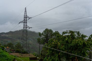 Hindistan 'ın Uttarakhand bölgesinde elektrik dağıtan yüksek voltajlı elektrik kabloları..