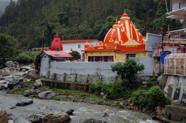 Ağustos 2024, Uttarakhand Hindistan. Kainchi Dham - Shri Neeb Karori Baba Ashram, Hindistan 'ın Uttarakhand bölgesinde Kosi Nehri kıyısında yer alan küçük bir tapınak kompleksi..