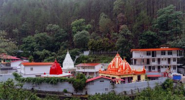 Ağustos 2024, Uttarakhand Hindistan. Kainchi Dham - Shri Neeb Karori Baba Ashram, Hindistan 'ın Uttarakhand bölgesinde Kosi Nehri kıyısında yer alan küçük bir tapınak kompleksi..