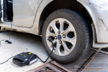 Uttarakhand, Hindistan 'da acil bir durum sırasında araba lastiğini şişiren otomatik bir hava basıncı makinesi..